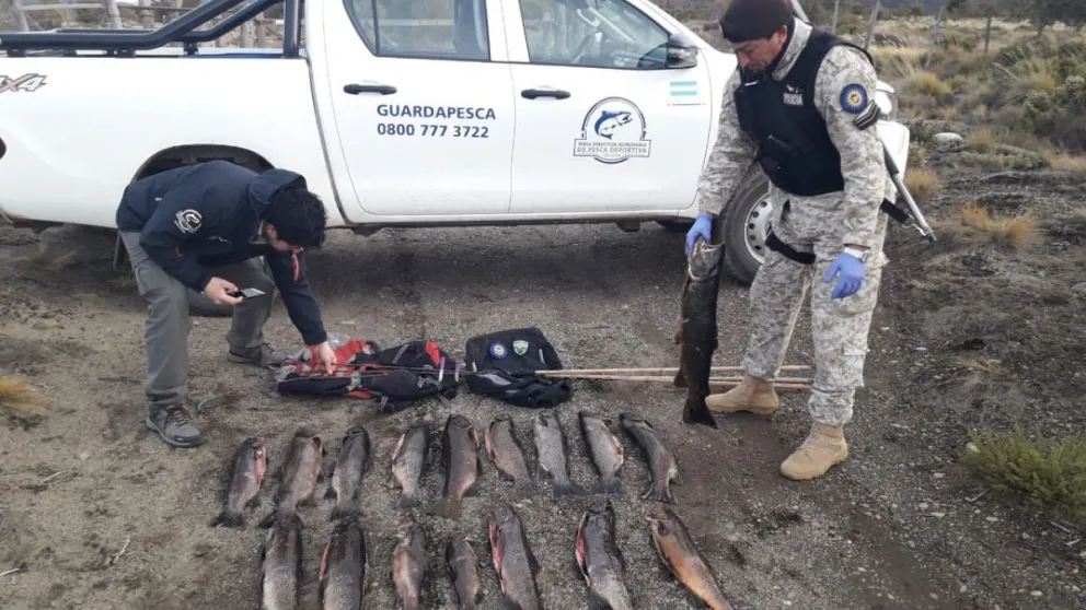 Los sorprendieron pescando en el Ñirihuau con ganchos artesanales