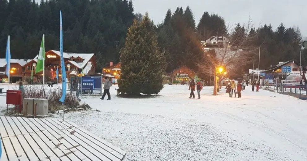 Amaneció nevando y el Servicio Meteorológico dice que continuará