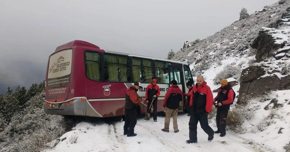 Micro con trabajadores de Teleférico Cerro Otto estuvo a punto desbarrancarse