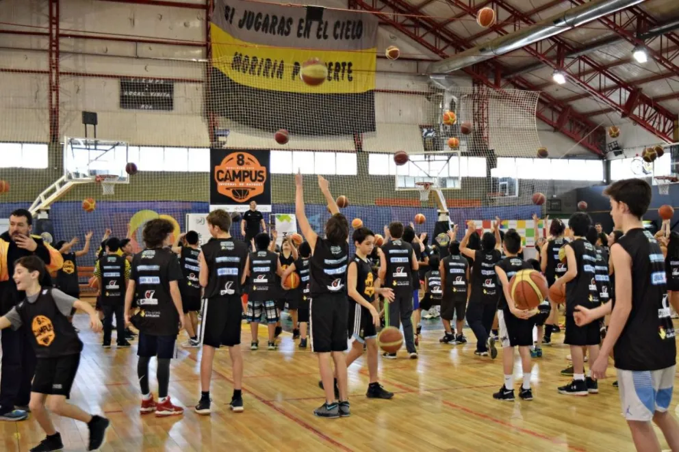 Los campus deportivos reunieron a más de 300 chicos en los gimnasios municipales