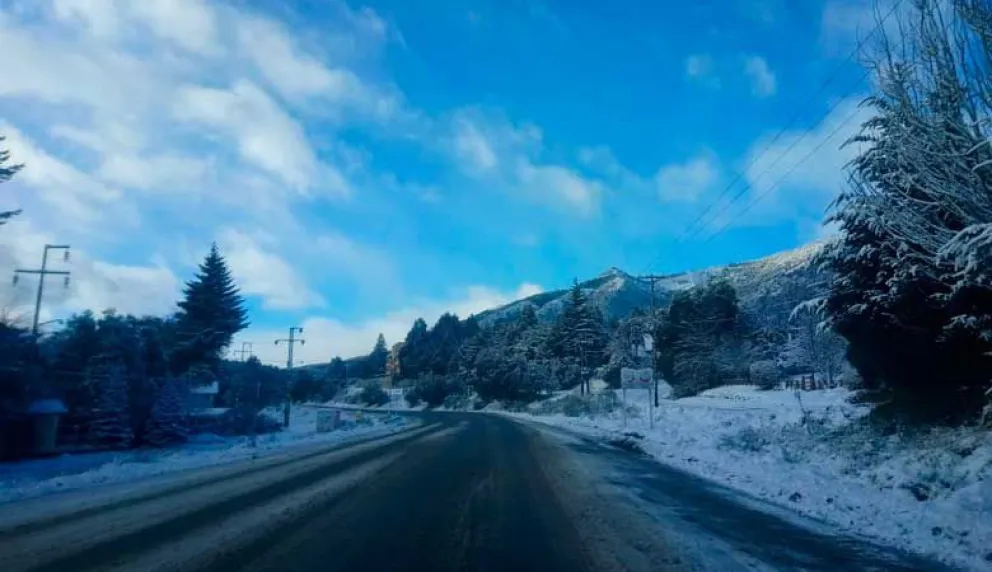 Por la copiosa nevada de anoche, es obligatorio el uso de cadenas