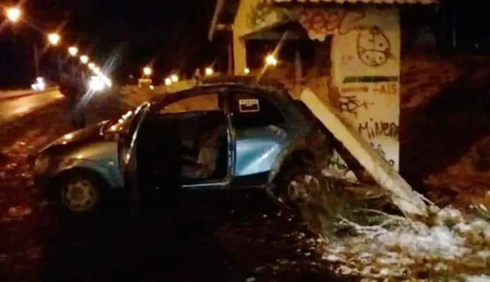 Chocaron y destruyeron una garita de colectivos