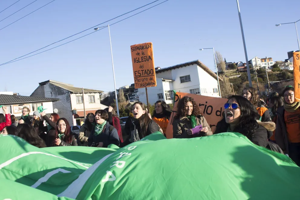 También se realizó en Bariloche  el “Puentazo” para pedir legalización del aborto