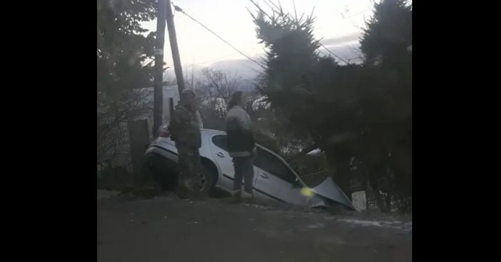 Se despistó, destruyó el cerco de una casa y chocó contra un árbol