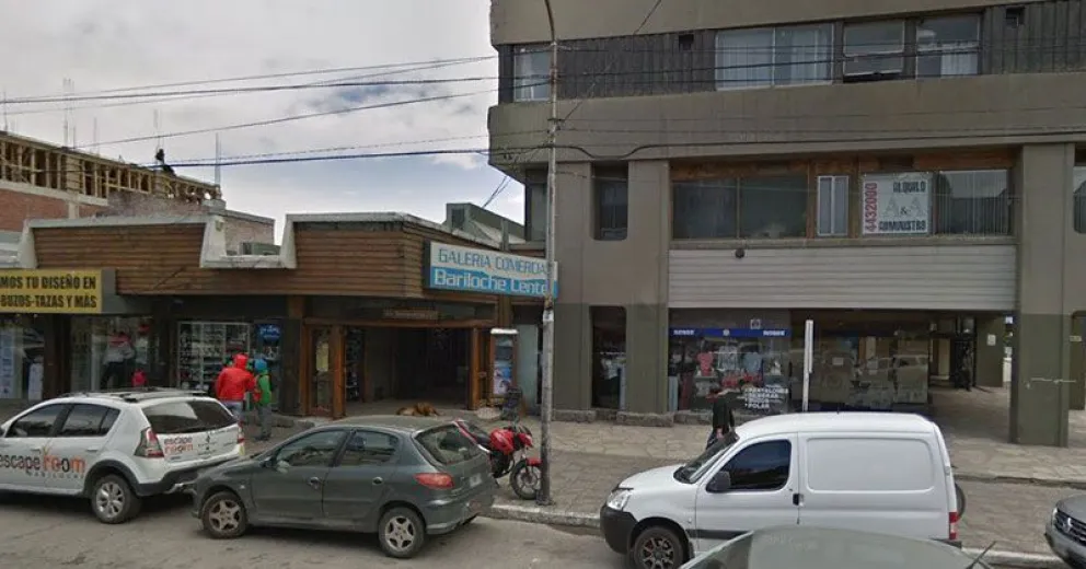 Un turista metió la cabeza en un cartel para sacarse una foto y quedó atorado