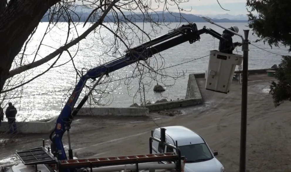 Colocan luminarias en Costanera y ponen en condiciones el Mirador de Bahía López