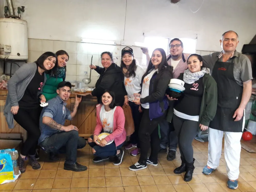 Adultos mayores disfrutaron de un rico guiso montañés y bailaron en su día