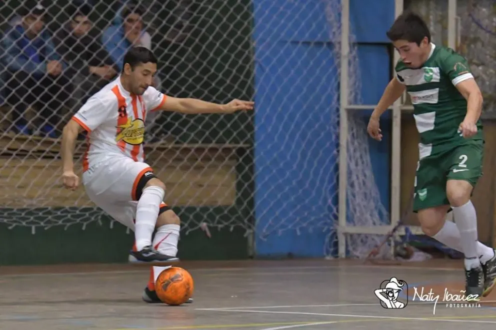 Cruz del Sur y Estudiantes, con el pie derecho en el camino hacia la final del futsal