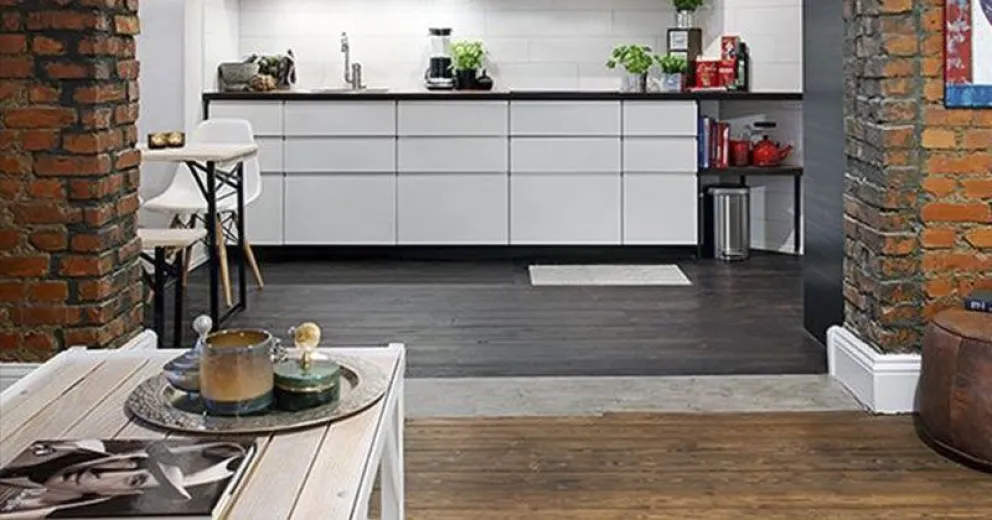 Decoración y contraste con pisos de madera al natural