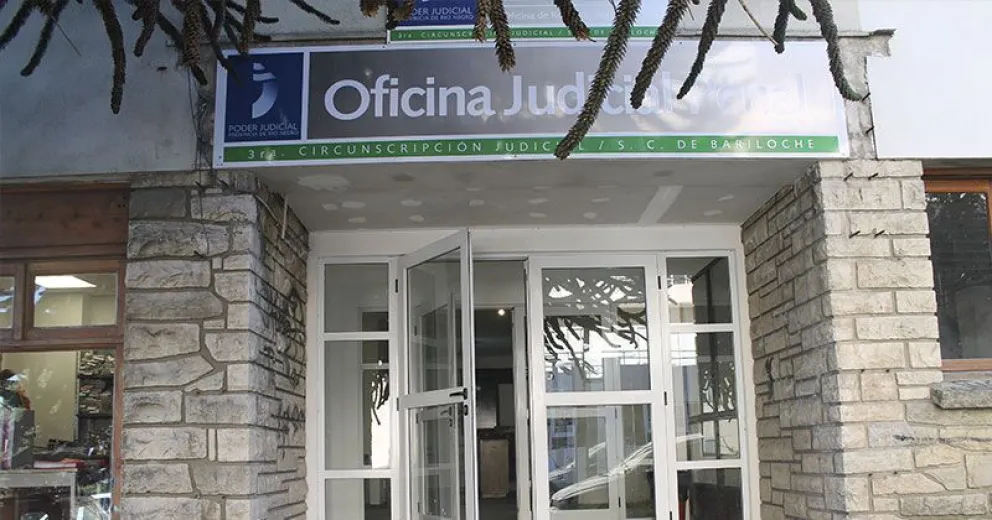 Acusado por golpear a su madre y desobedecer orden judicial