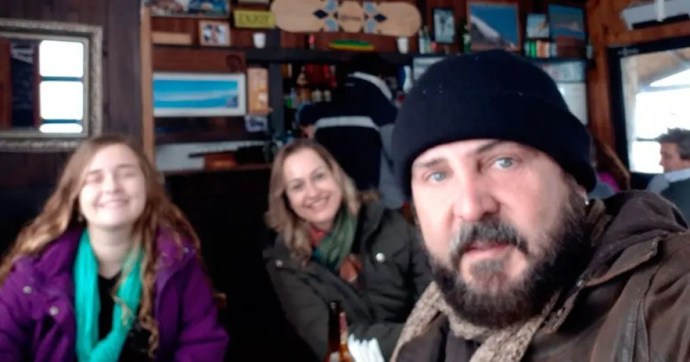 Un policía se encargó de devolver las cosas que le habían robado a una familia de turistas