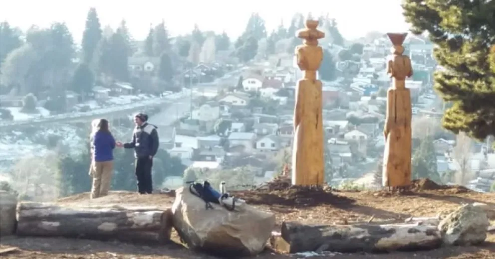 Dos chemamull nos observan desde el mirador del CRUB