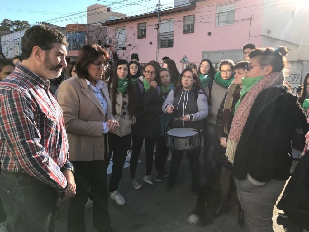 Educación promueve el debate en las escuelas por la interrupción legal del embarazo   