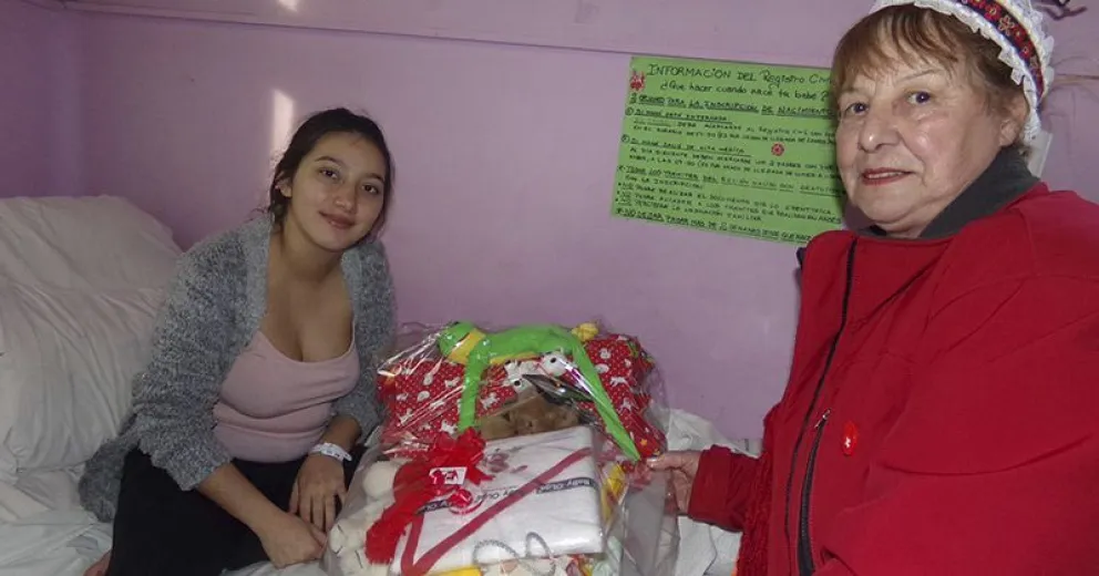 Damas Valesanas entregaron ajuar a bebé en el hospital zonal