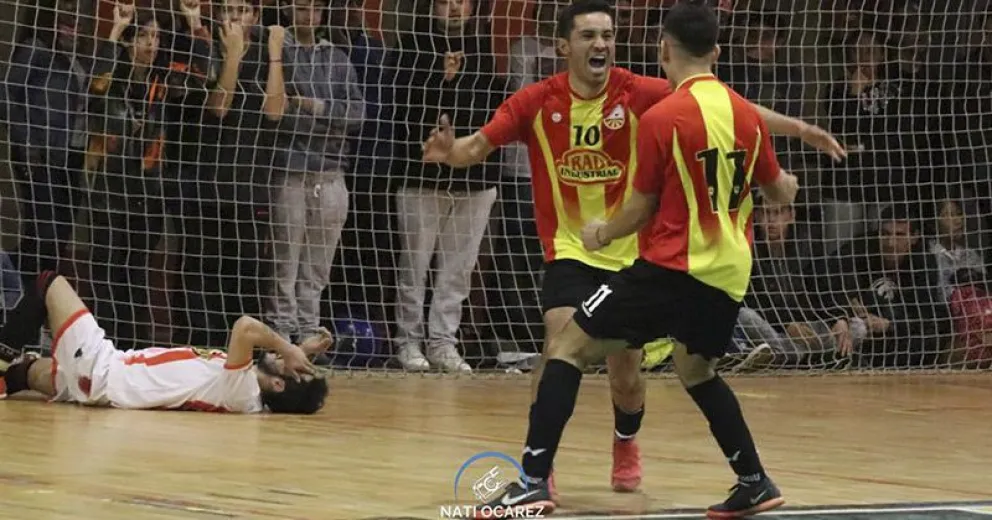 Cruz del Sur ganó el duelo frente a Estudiantes y levantó la copa de campeón
