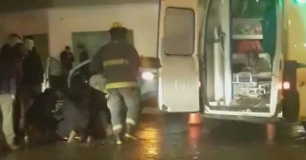Una mujer embestida por un auto en Gallardo y Morales  