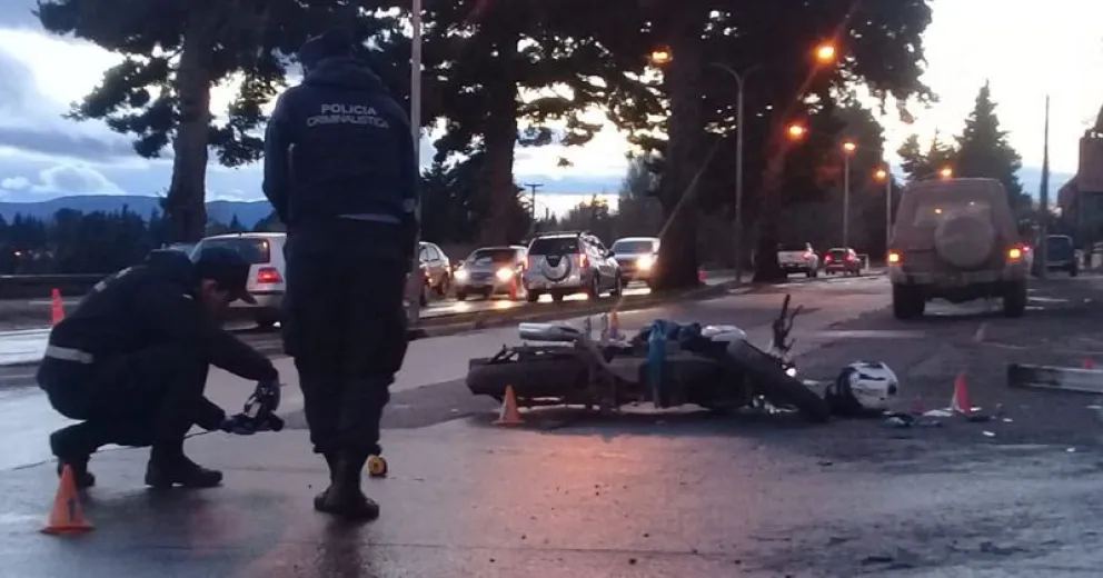 Dos motociclistas chocaron una camioneta y sufrieron heridas