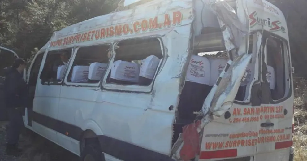 Volcó un camión chileno y cayó contra una combi que trasladaba turistas