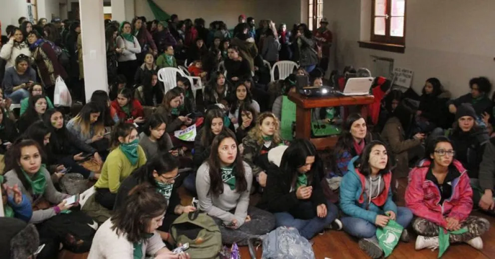 Tras la marcha a favor de la legalización del aborto, observan el debate en la sala de prensa municipal