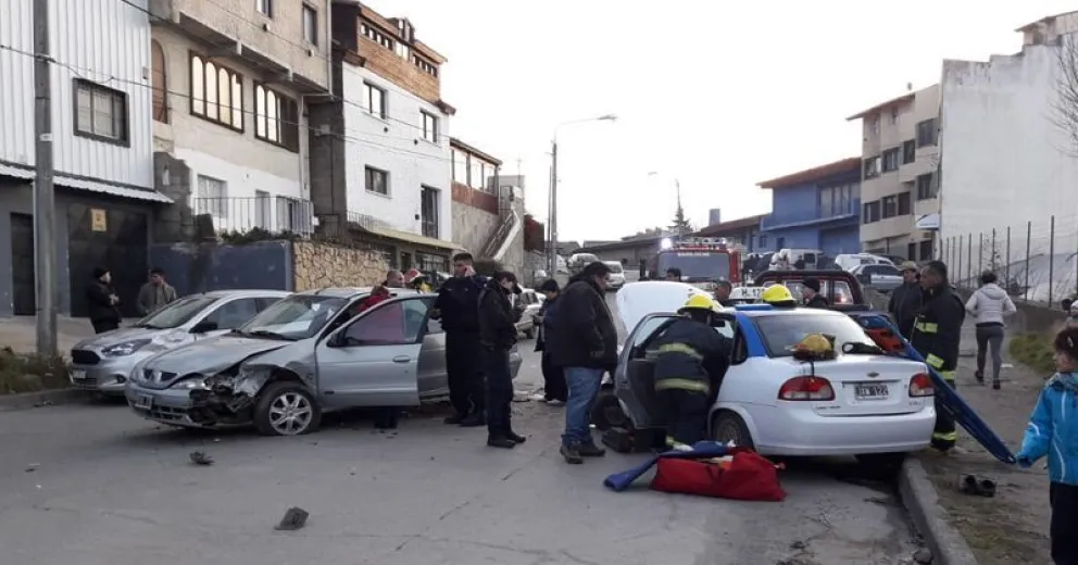 Cuatro vehículos involucrados en fuerte accidente vehicular