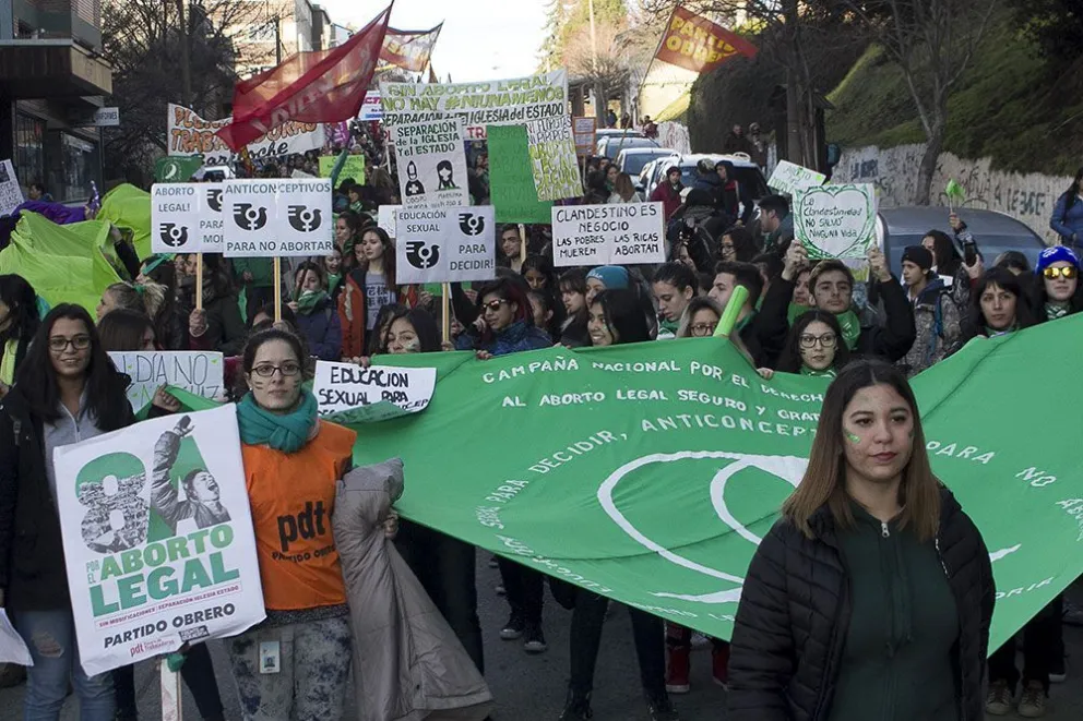 Multitudinaria marcha y vigilia por el aborto legal, seguro y gratuito