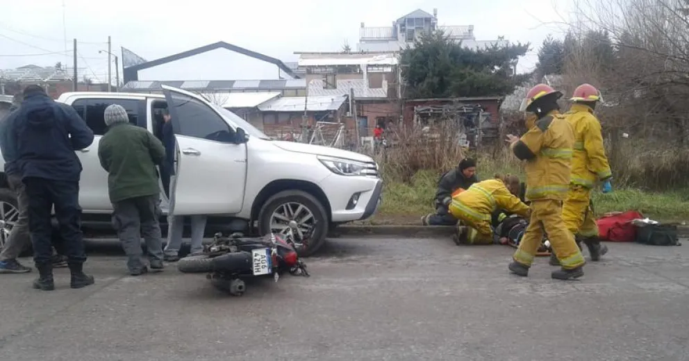 Motociclista chocó contra una camioneta y resultó con heridas