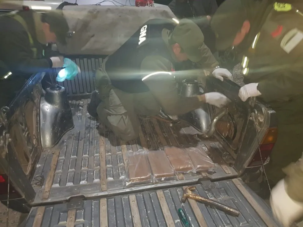 Detectaron 28 kilos de marihuana oculta en dobles fondos de una camioneta   