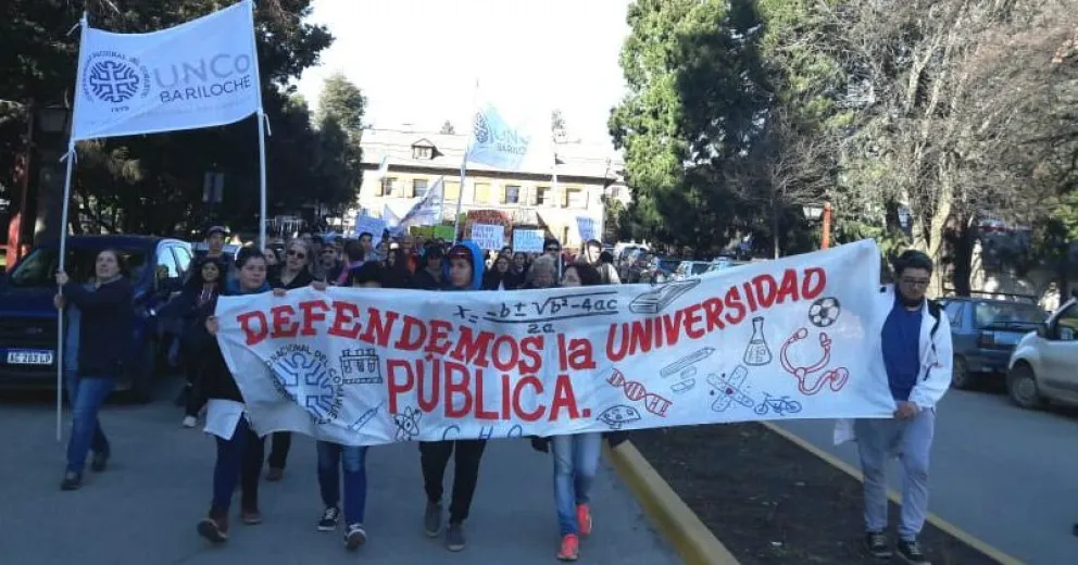 Universitarios reclamaron por recortes y salarios docentes