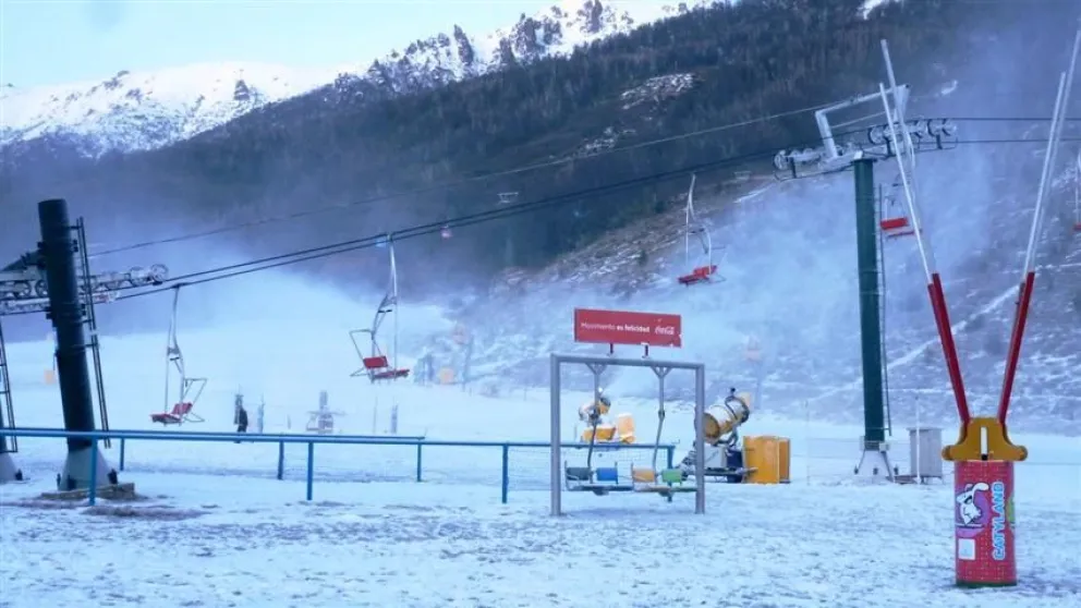 El presidente eliminó aranceles para la importación de aerosillas y cañones de nieve   