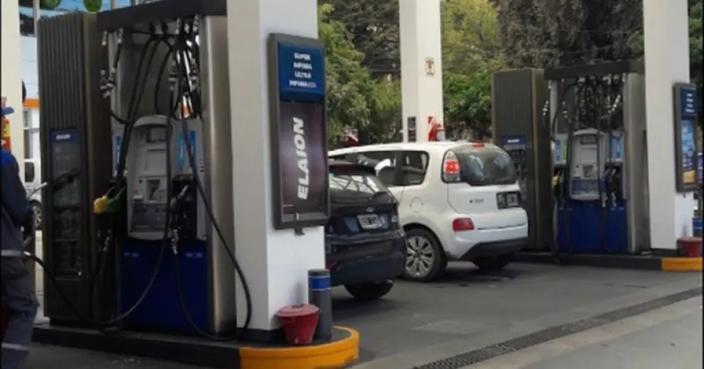 Un auto se incendió en la YPF de Moreno y Morales