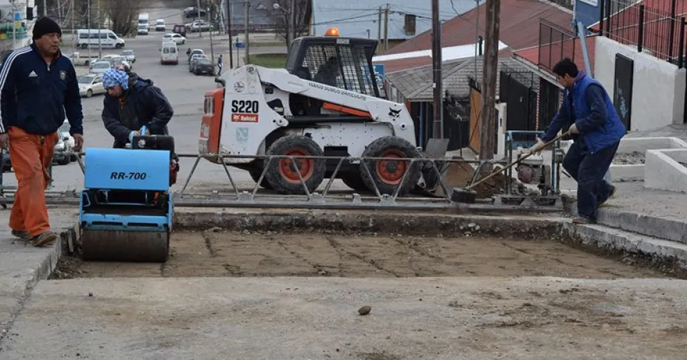 Bacheo con hormigón en Sáenz Peña y Nueva Constitución