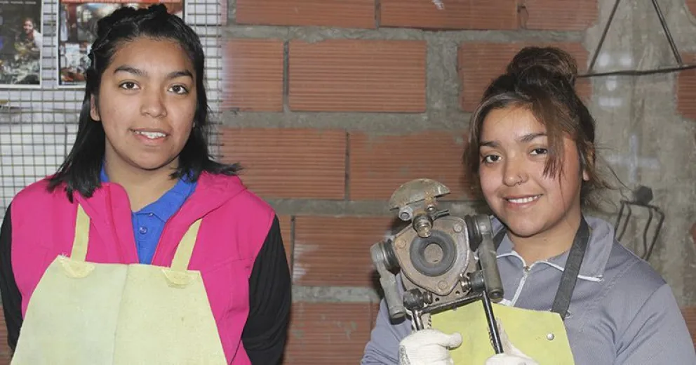 La UNRN busca transformar realidades junto al taller de oficio y arte “Herreros de la luz”