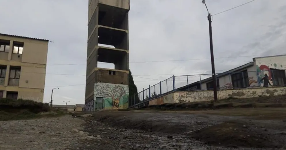 Tanque del barrio Levalle tiene una pérdida y los vecinos no saben a quién acudir
