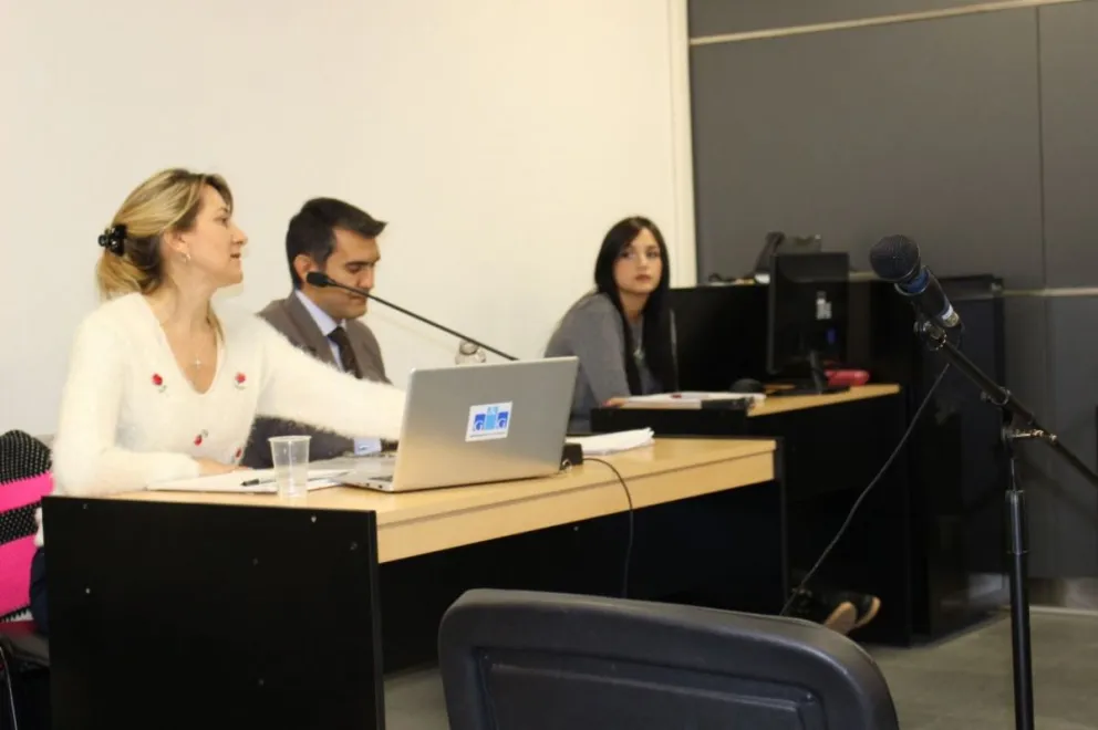 Piden condena de prisión en suspenso para secretaria judicial destituida