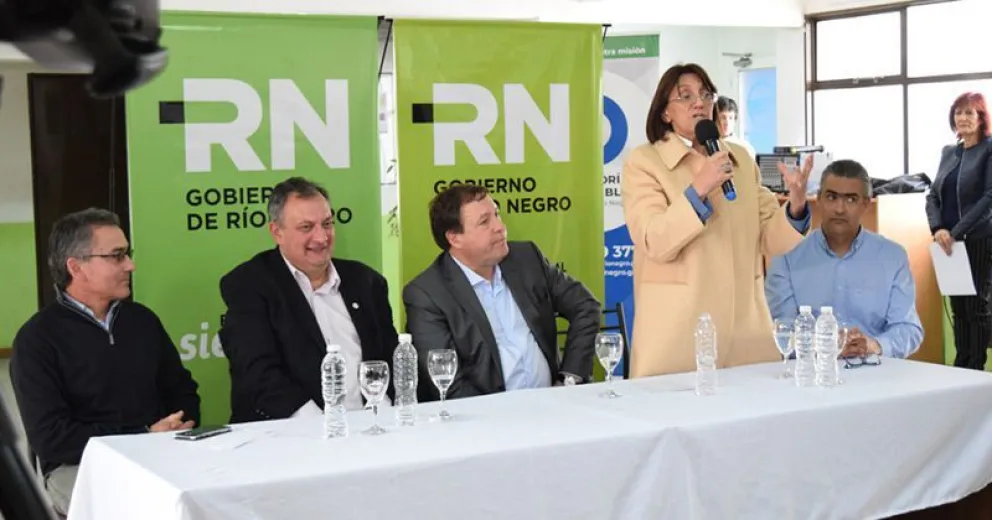 Weretilneck entregó aportes para el Plan Calor 2018 y el Parque Municipal Llao Llao