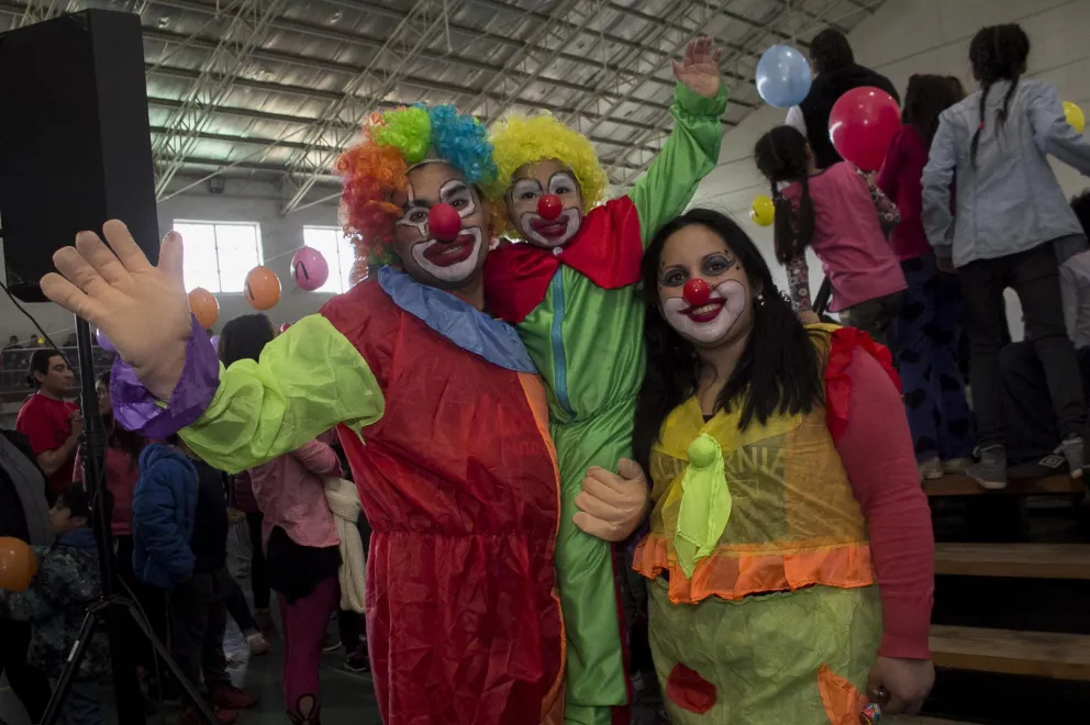 En Newenche, cerca de 800 chicos y chicas celebraron su día con juegos y payasos