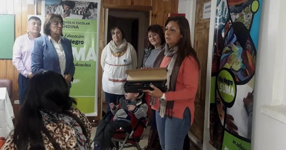 Educación entregó beneficios del programa "Escuela Presente"