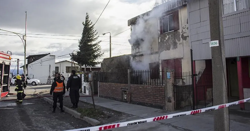 Trasladaron una mujer al hospital tras un incendio de vivienda