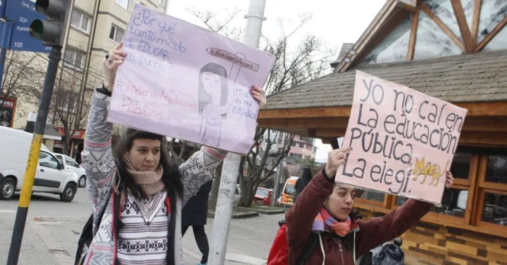 Realizaron una volanteada y banderazo en defensa de las universidades públicas