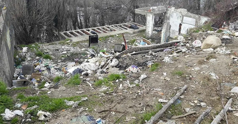 En la barda del Ñireco se multiplican los basurales y piden que las autoridades tomen cartas en el asunto