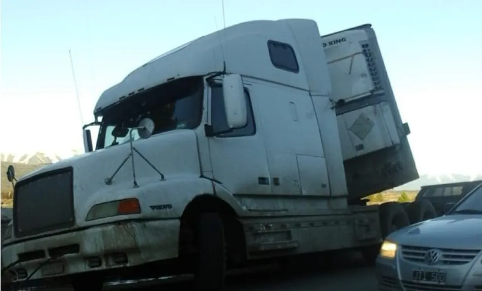 Un camión cayó en la cuneta del camino hacia el aeropuerto y quedó atascado