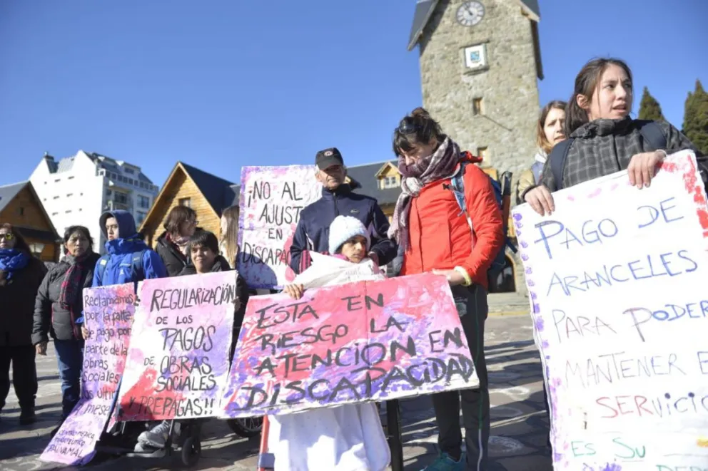 Entidades que trabajan con personas con discapacidad reclaman que se les pague