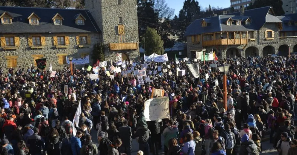 Una multitud marchó en defensa de las universidades públicas