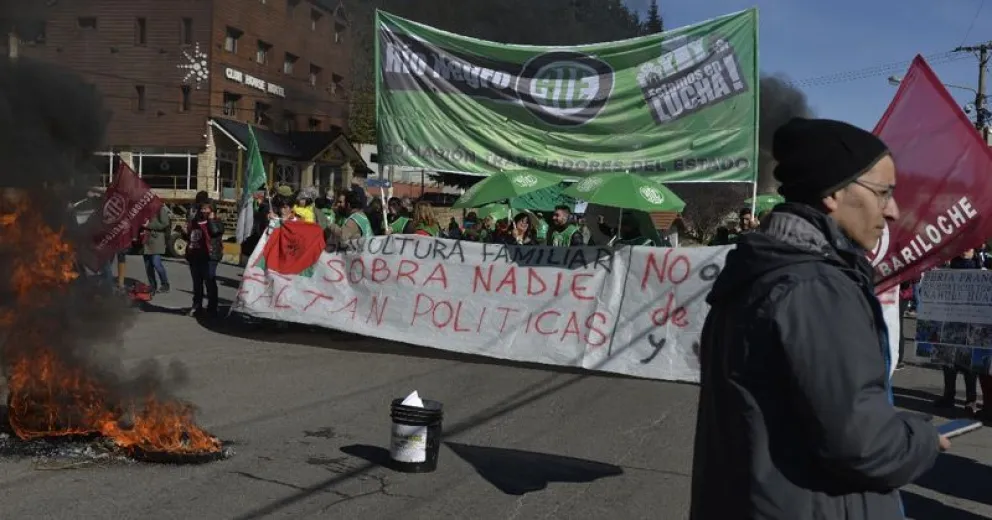 Despedidos de Agricultura Familiar manifestaron en el Monolito