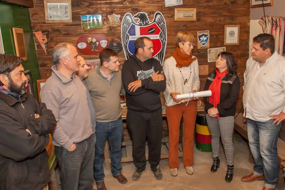 García Larraburu entregó diploma de honor al Rugby Club Dina Huapi