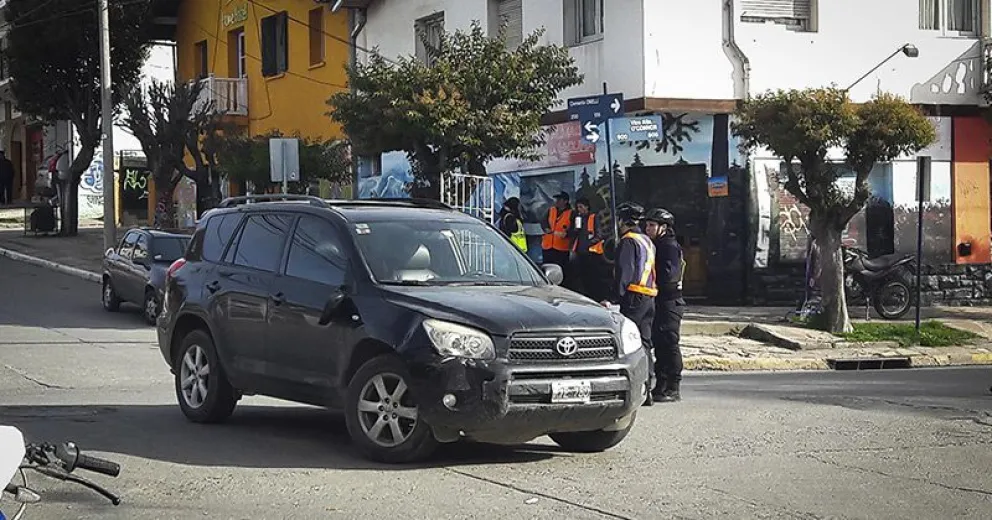 Motociclista herido al colisionar con una camioneta