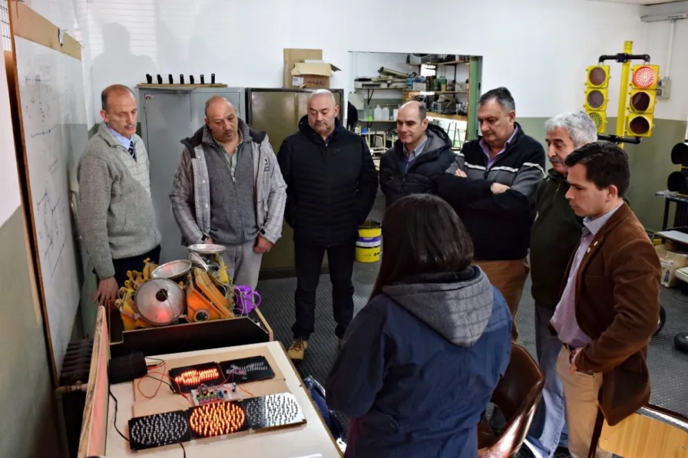 El municipio busca implementar un semáforo ideado por una escuela técnica