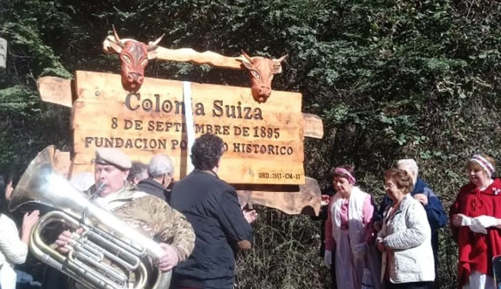 Descubrieron un cartel en homenaje a los primeros pobladores de Colonia Suiza