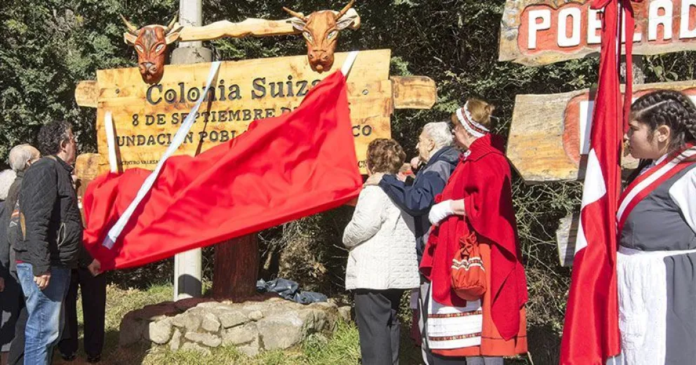 Colocación de un cartel, almuerzo y brindis para celebrar los 123 años de la aldea