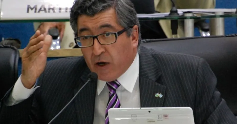El presidente del Bloque del FpV demandó a la aseguradora provincial por 1,3 millones